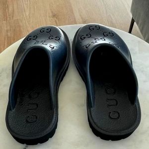 Black Gucci logo sliders